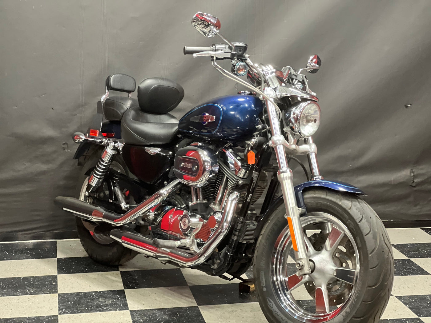 2013 Harley-Davidson Sportster 1200 cc  bas kilometrage low miles