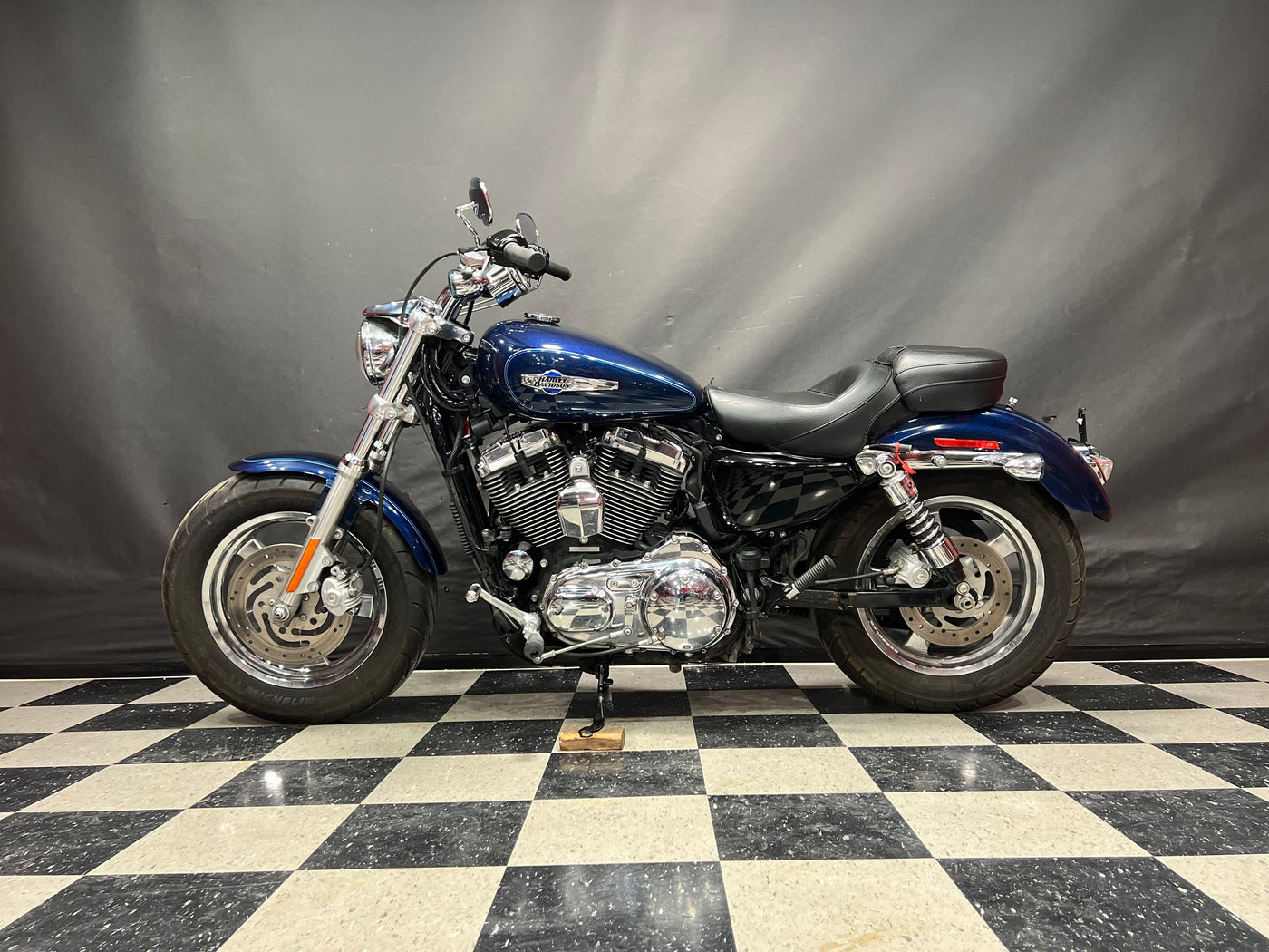 2013 Harley-Davidson Sportster 1200 cc  bas kilometrage low miles